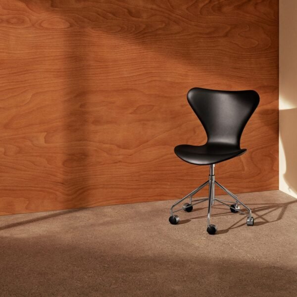 Series 7 Swivel Chair in Black Leather
